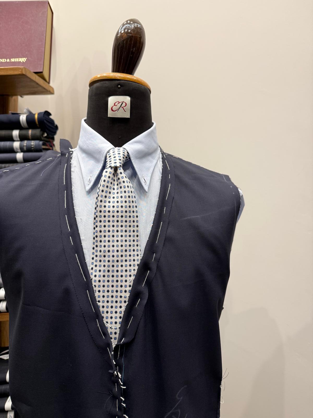 Gilet con camicia e cravatta su manichino