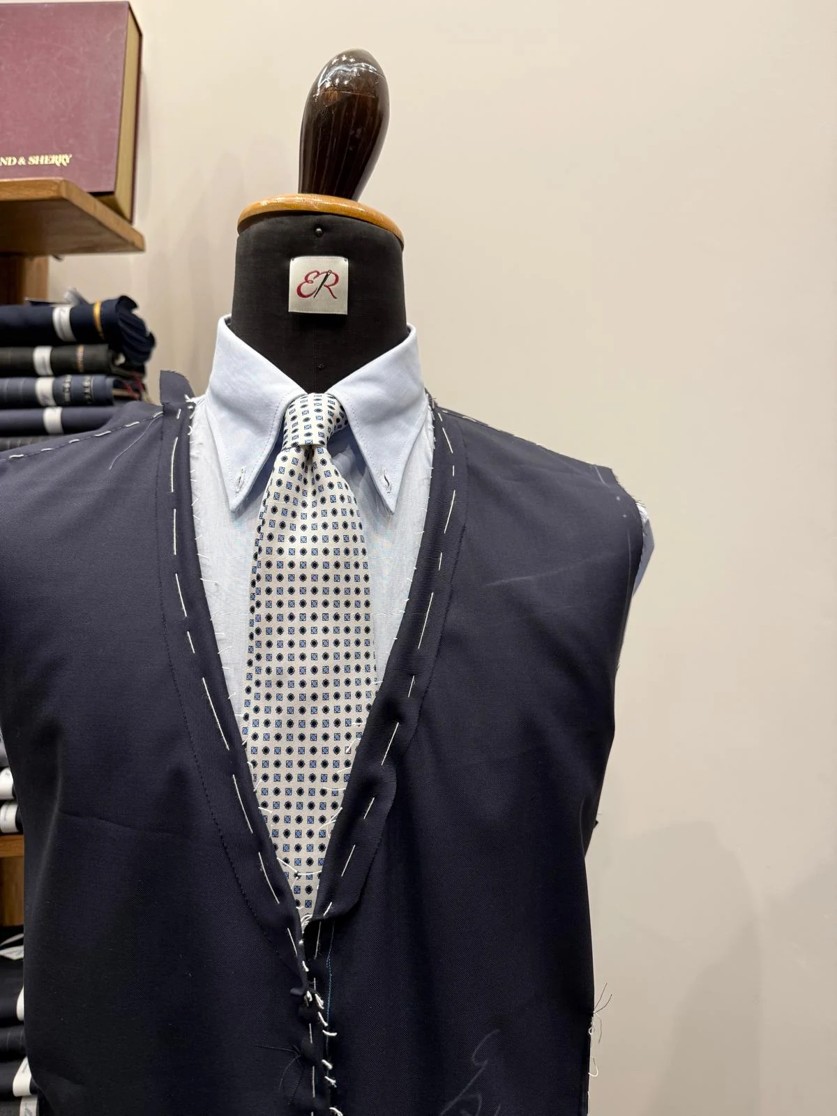 Gilet con camicia e cravatta su manichino