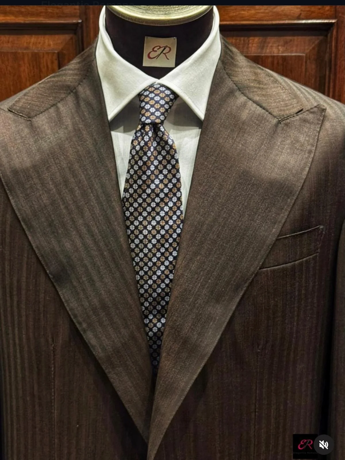 Dettaglio di giacca, camicia e cravatta sartoriali