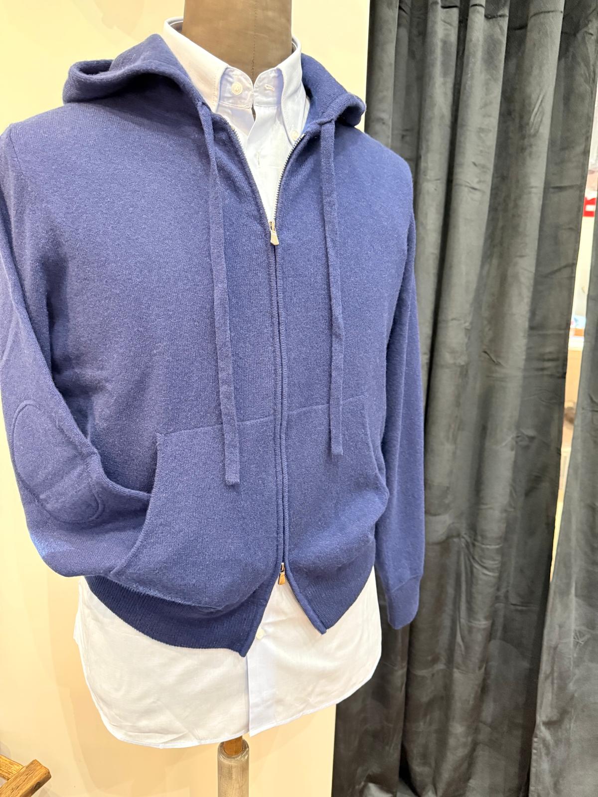Maglieria blu con camicia su manichino