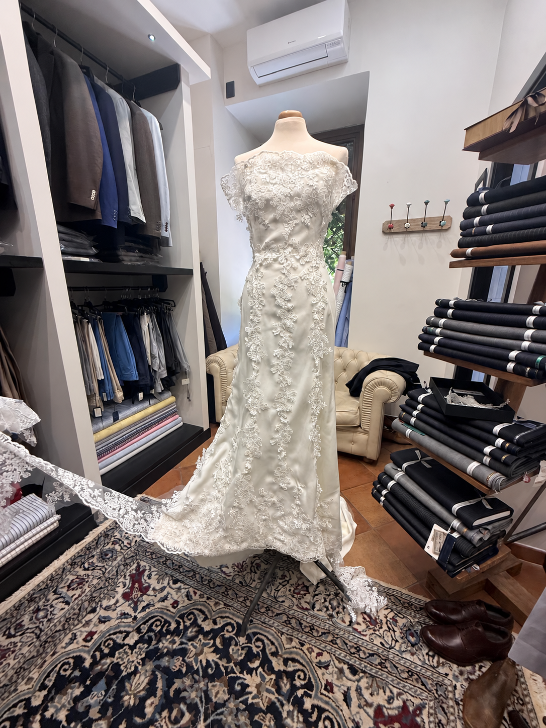 Abito da sposa in pizzo su manichino