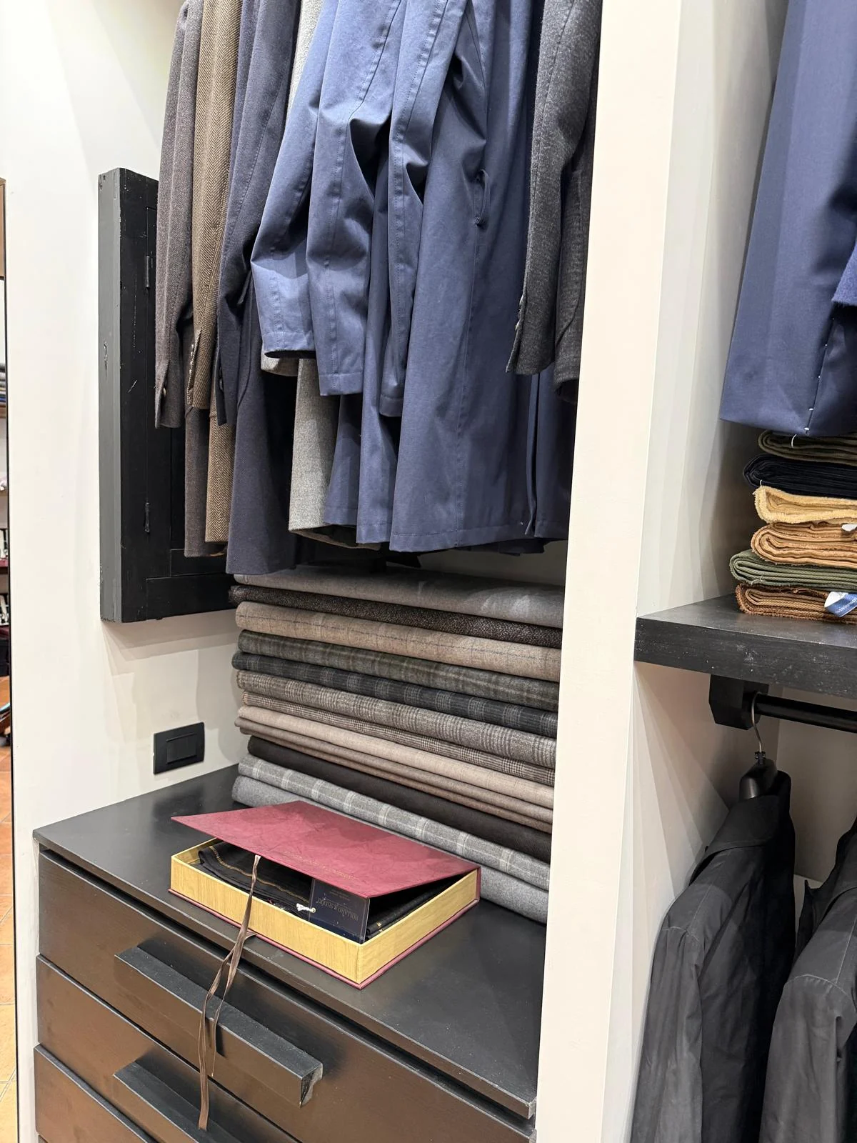 Selezione di tessuti e abiti in atelier